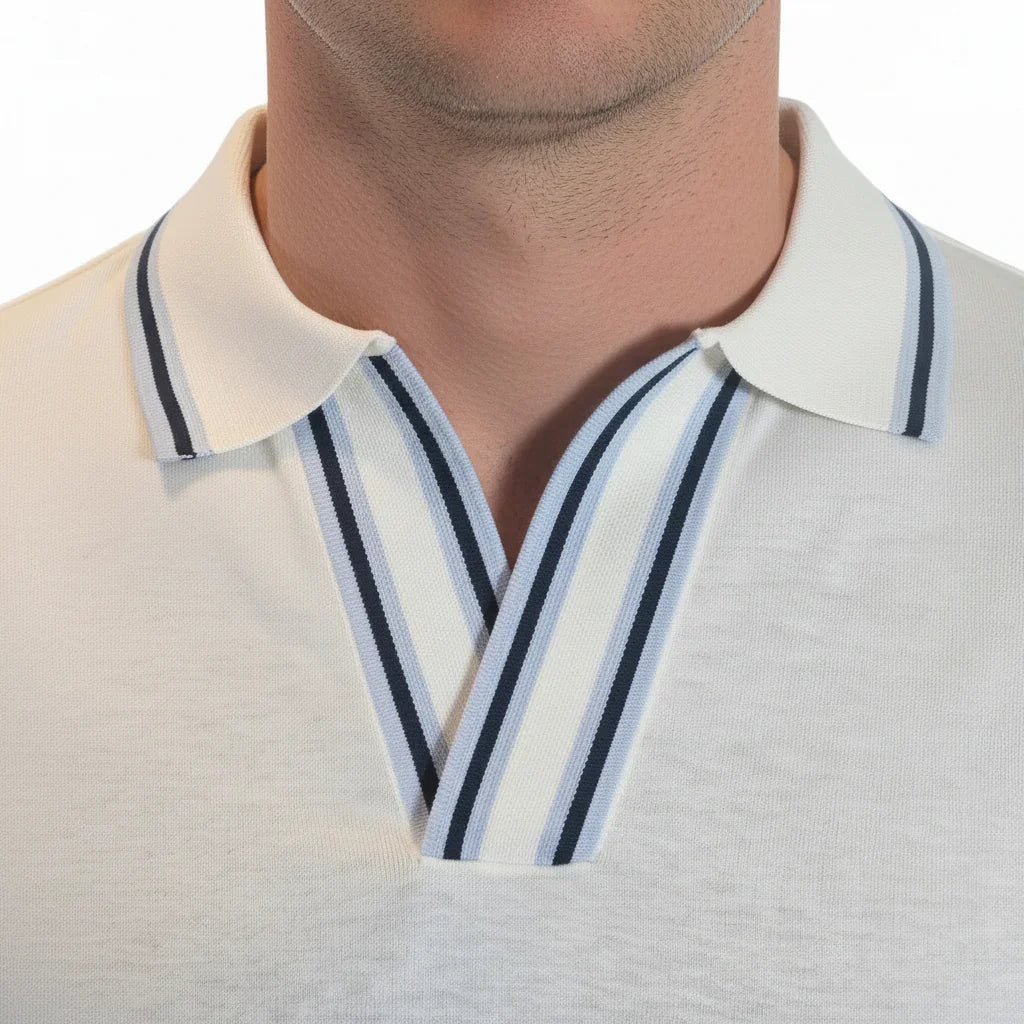 Polo uomo bianca in cotone con colletto a righe blu e azzurre, stile elegante casual