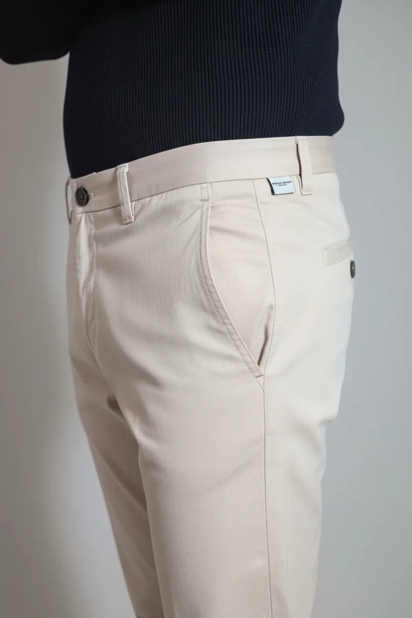 Pantaloni uomo beige eleganti con tasche oblique, vestibilità slim, outfit moda uomo