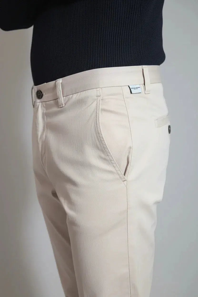 Pantaloni uomo beige eleganti con tasche oblique, vestibilità slim, outfit moda uomo