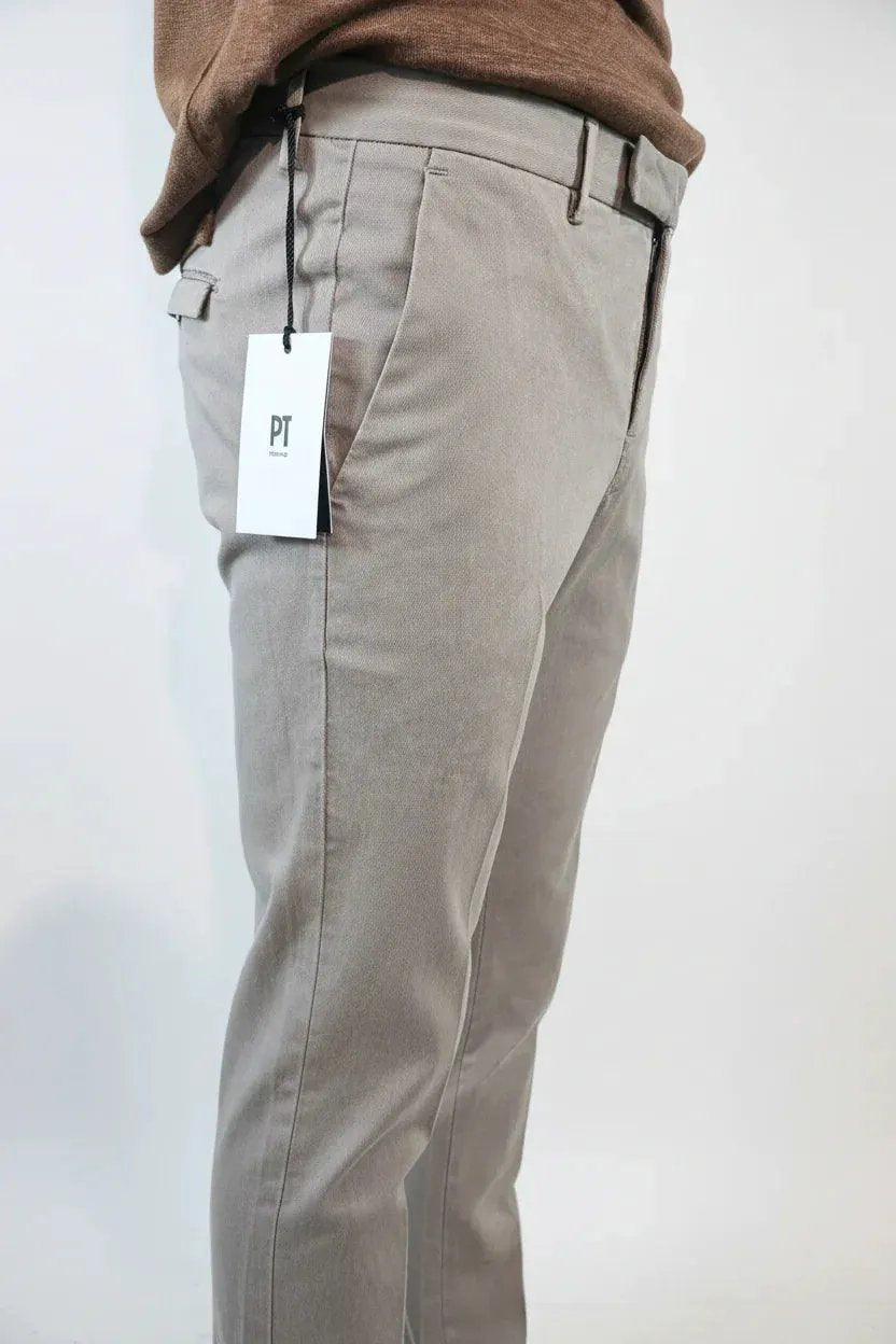 Pantalone uomo beige elegante, etichetta visibile, moda abbigliamento maschile