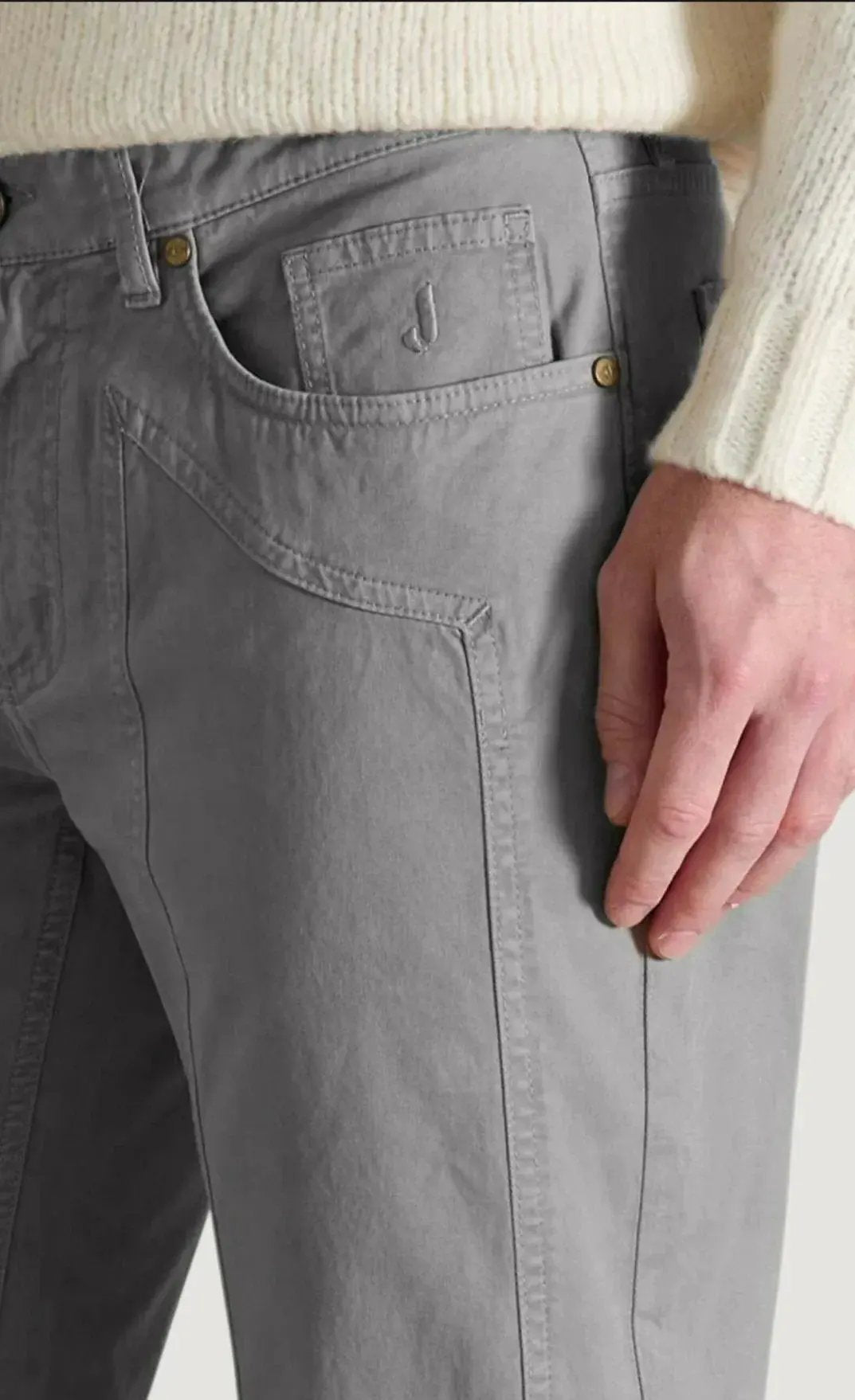 Pantaloni uomo grigi in cotone con tasche, dettaglio texture e cuciture, moda casual