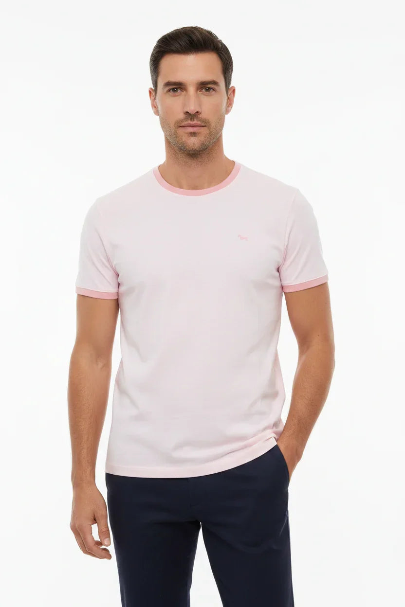 Uomo con t-shirt rosa chiaro a maniche corte e pantaloni blu, moda casual elegante.