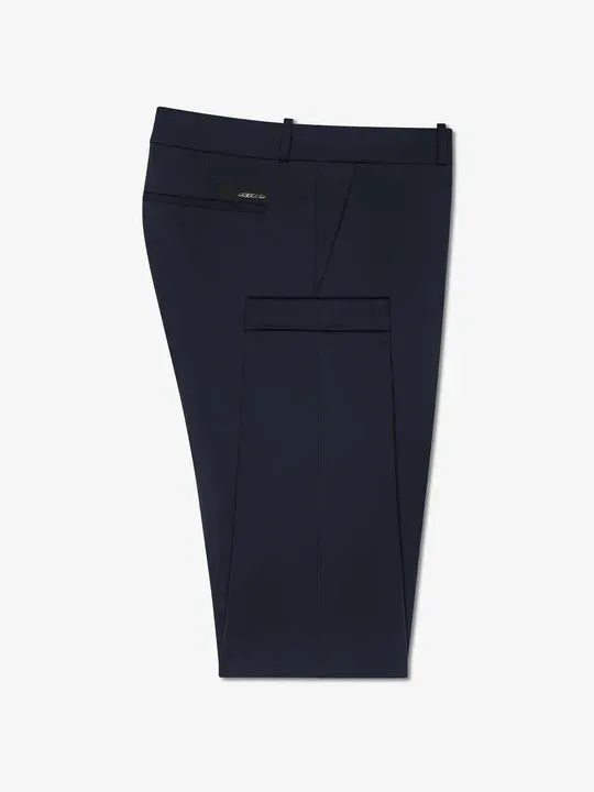 Pantalone chino uomo blu scuro, piegato su sfondo bianco, stile elegante e moderno