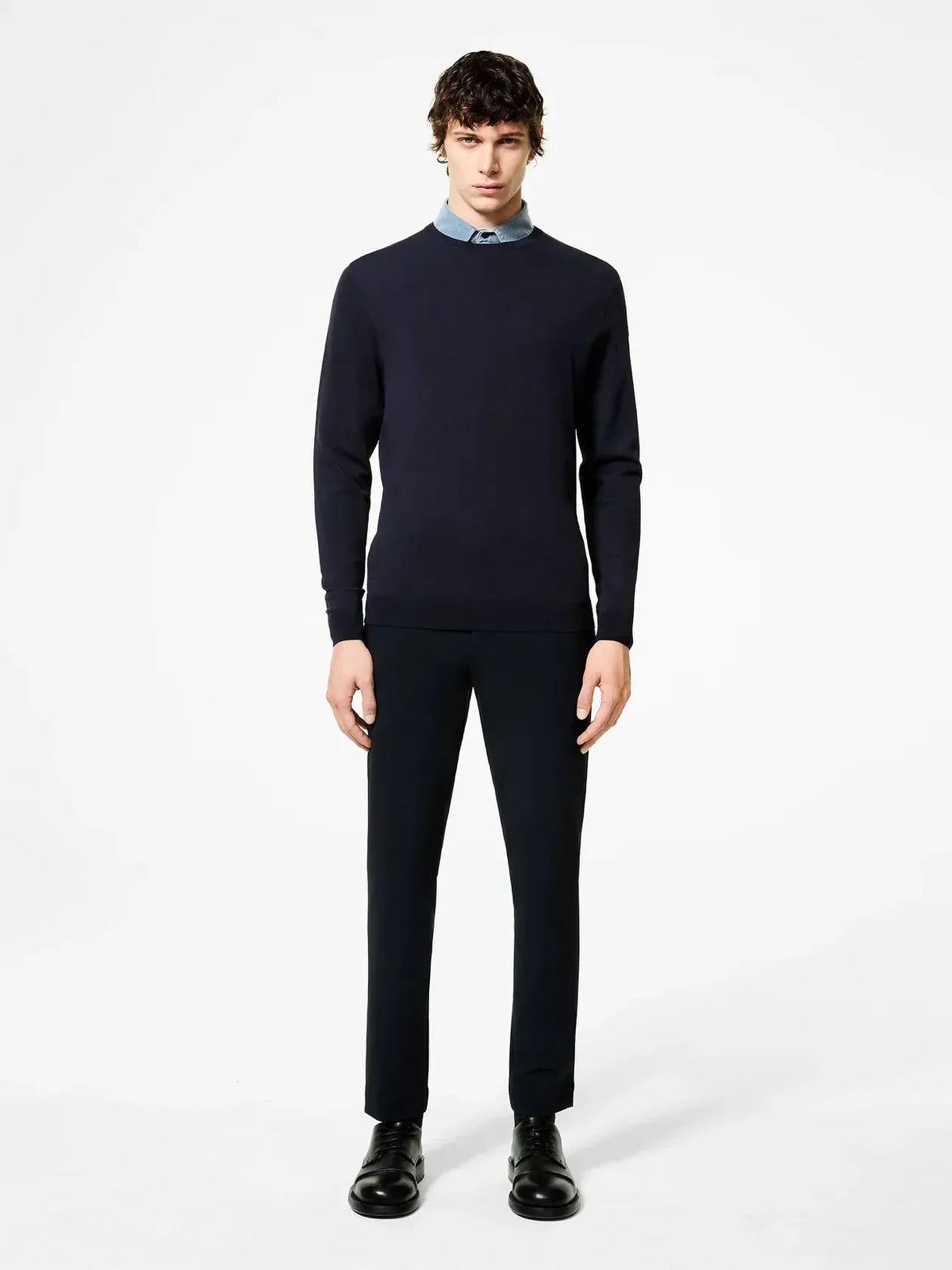 Maglione uomo blu scuro in lana merino, stile elegante, indossato su camicia, outfit classico