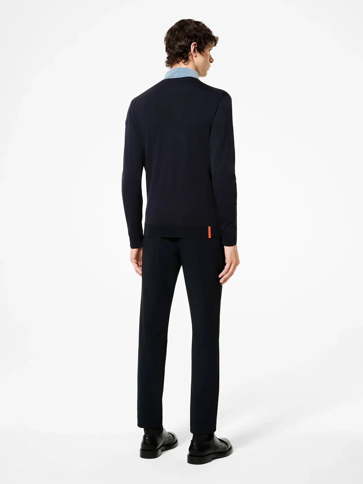Maglione uomo blu scuro in lana merino vista retro, look elegante, abbigliamento uomo