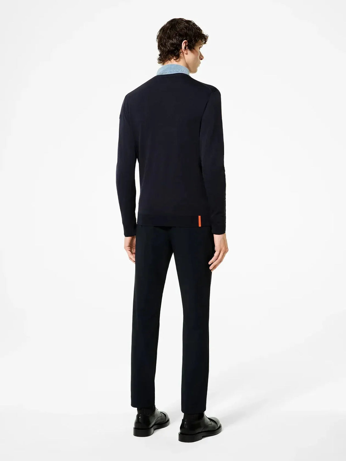 Maglione uomo blu scuro in lana merino vista retro, look elegante, abbigliamento uomo