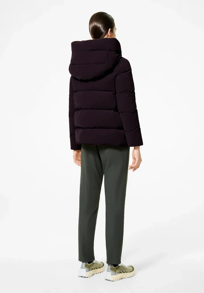 Giacca piumino viola donna con cappuccio, vista posteriore, stile casual elegante