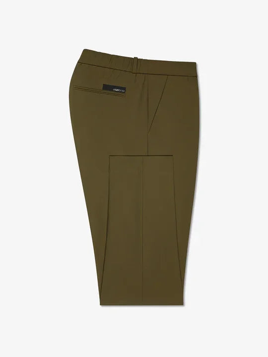 Pantaloni chino uomo verde oliva, tasca posteriore, design moderno, sfondo bianco