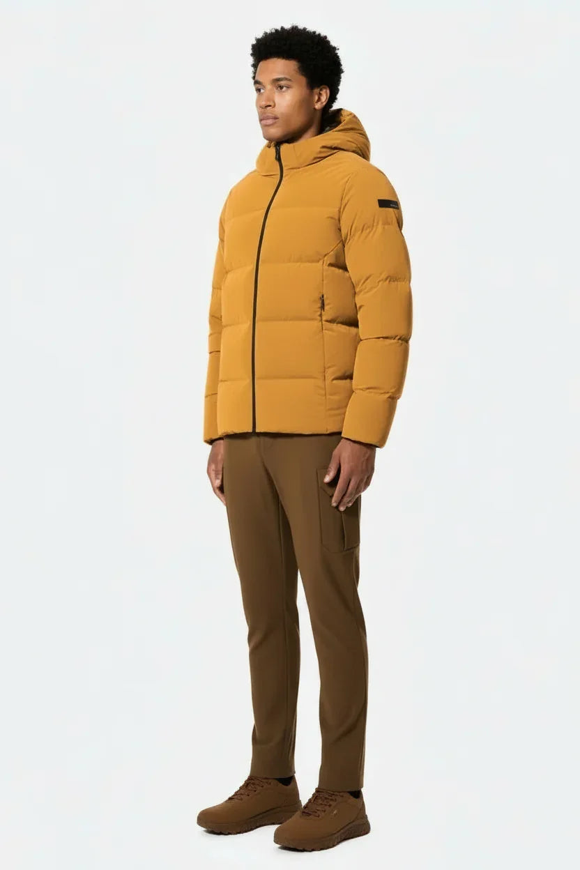 Giacca piumino uomo arancione con cappuccio e zip, look casual autunno inverno
