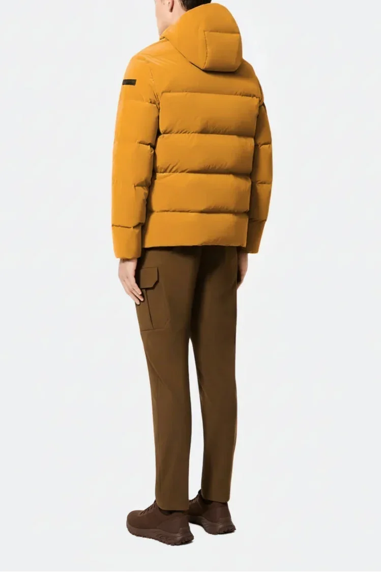 Giubbotto uomo arancione imbottito con cappuccio, pantaloni marroni, look casual