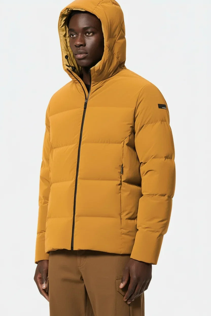 Giubbotto uomo arancione con cappuccio, design trapuntato, zip frontale, stile casual.