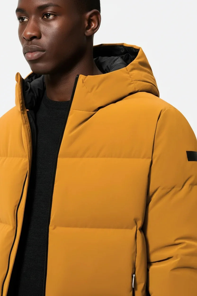 Giubbotto uomo arancione con cappuccio, zip frontale, stile moderno, imbottito.