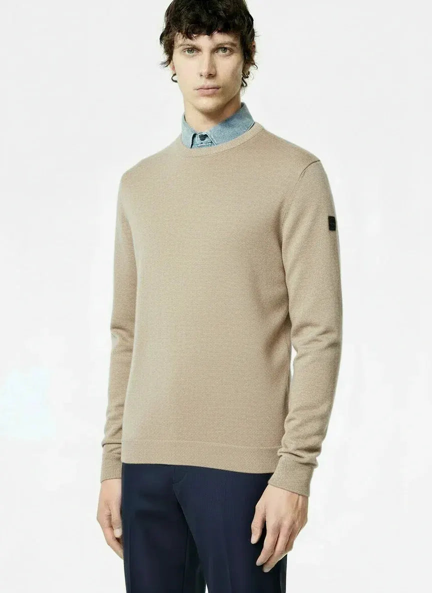 Maglione uomo beige collo girocollo in lana merino, look elegante, sfondo chiaro