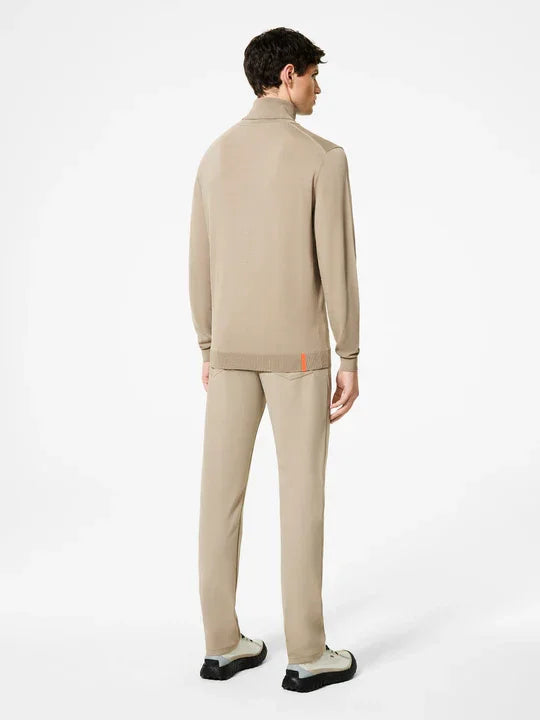 Modello di schiena con maglione dolcevita beige e pantaloni coordinati uomo, look casual elegante