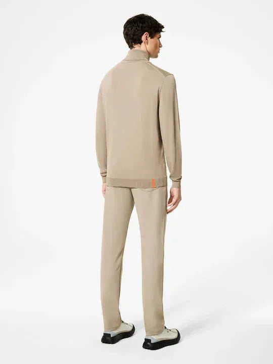 Modello di schiena con maglione dolcevita beige e pantaloni coordinati uomo, look casual elegante