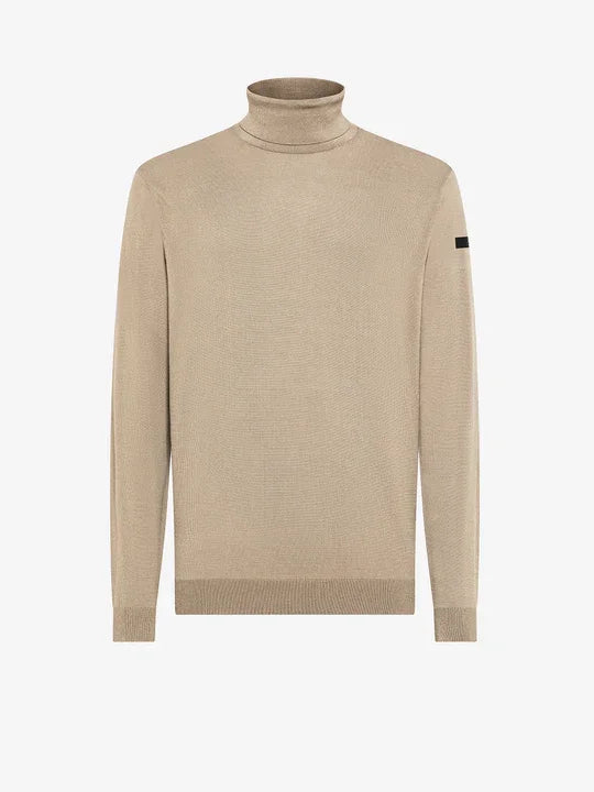 Maglia dolcevita uomo beige in lana merino, manica lunga, stile elegante, sfondo bianco