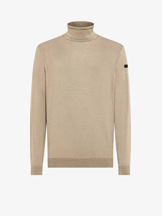 Maglia dolcevita uomo beige in lana merino, manica lunga, stile elegante, sfondo bianco