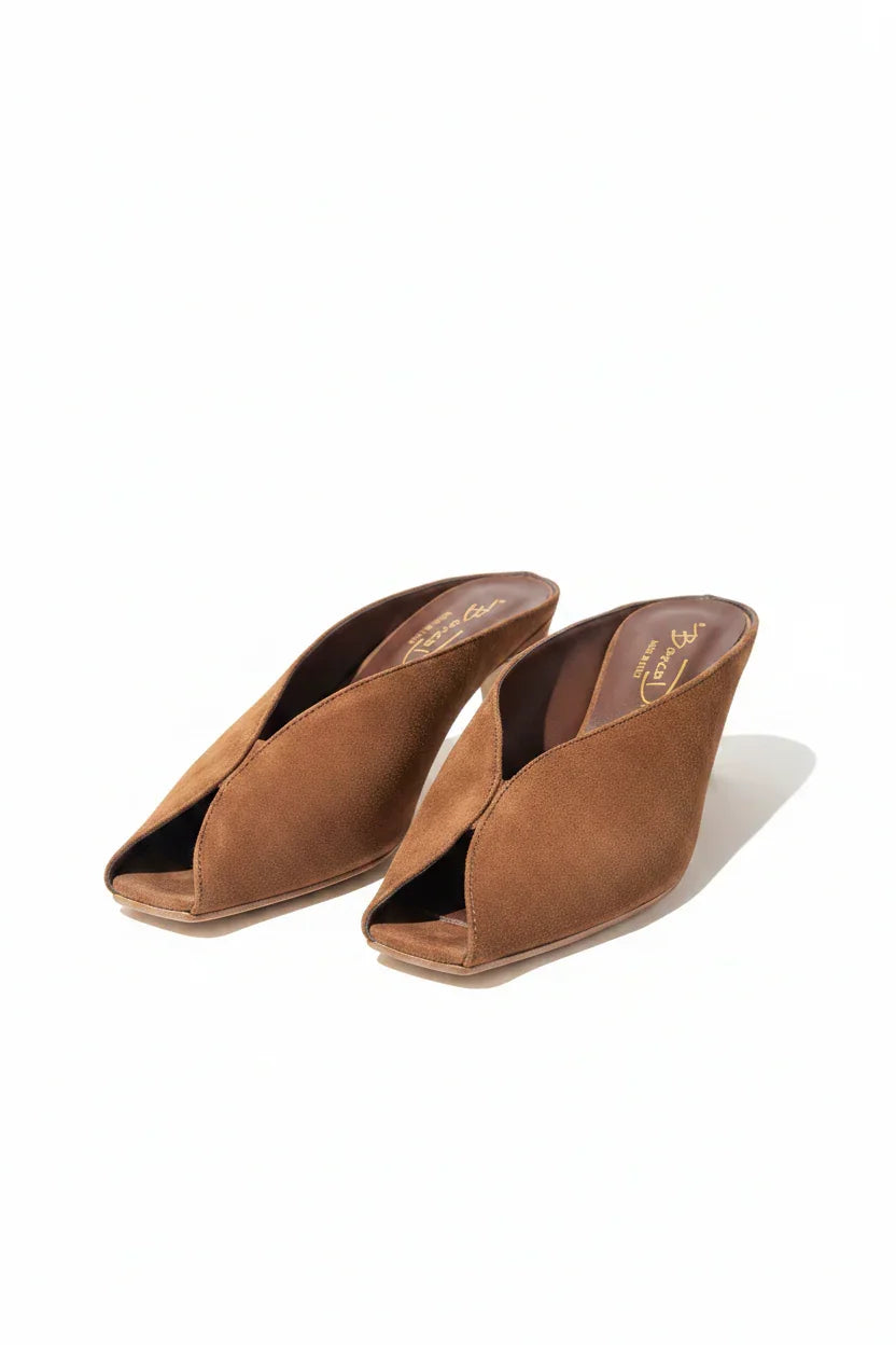 Sabot donna in pelle scamosciata marrone con tacco medio e punta aperta, calzature eleganti.
