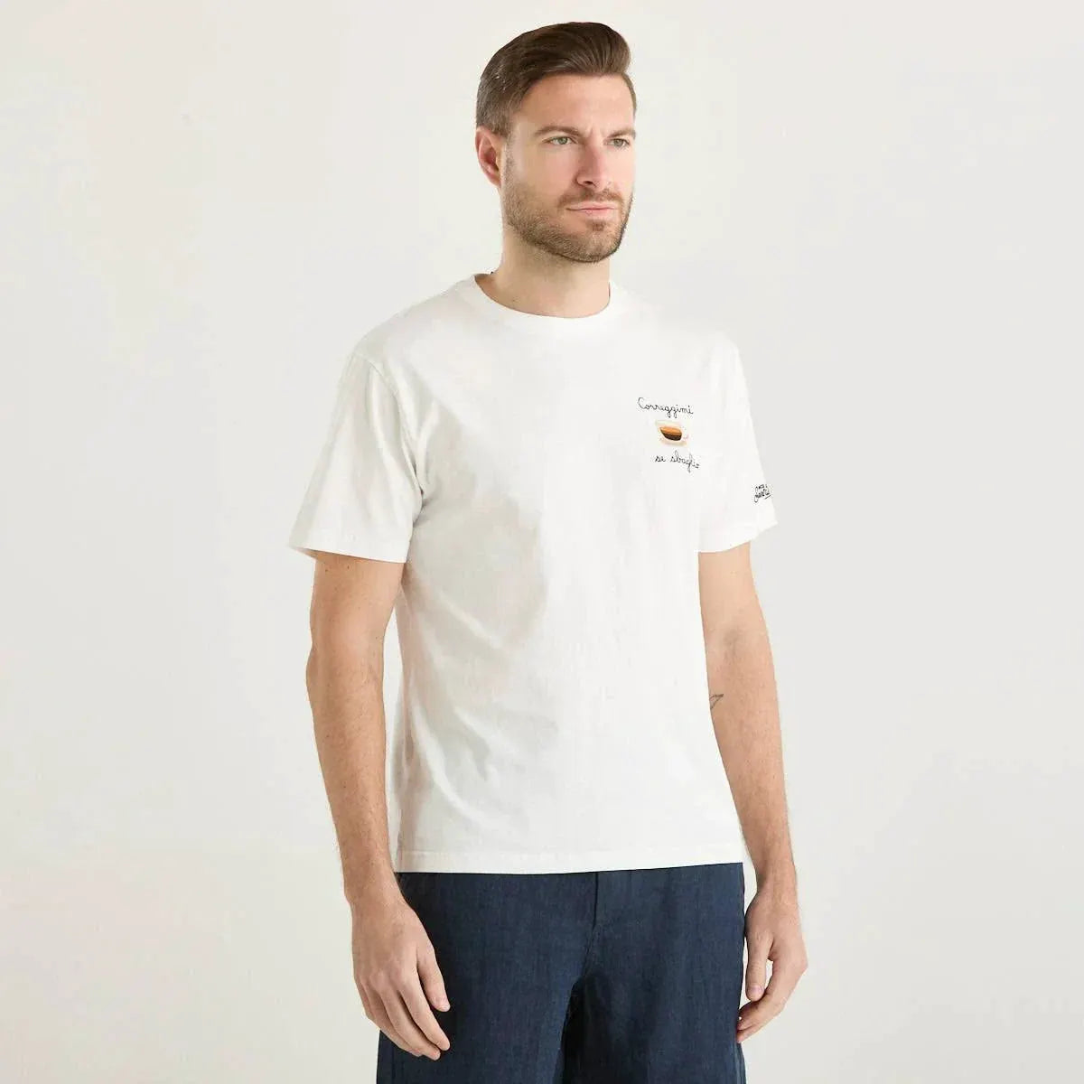 Uomo con t-shirt bianca casual con scritta e disegno minimal, moda uomo Made in Italy