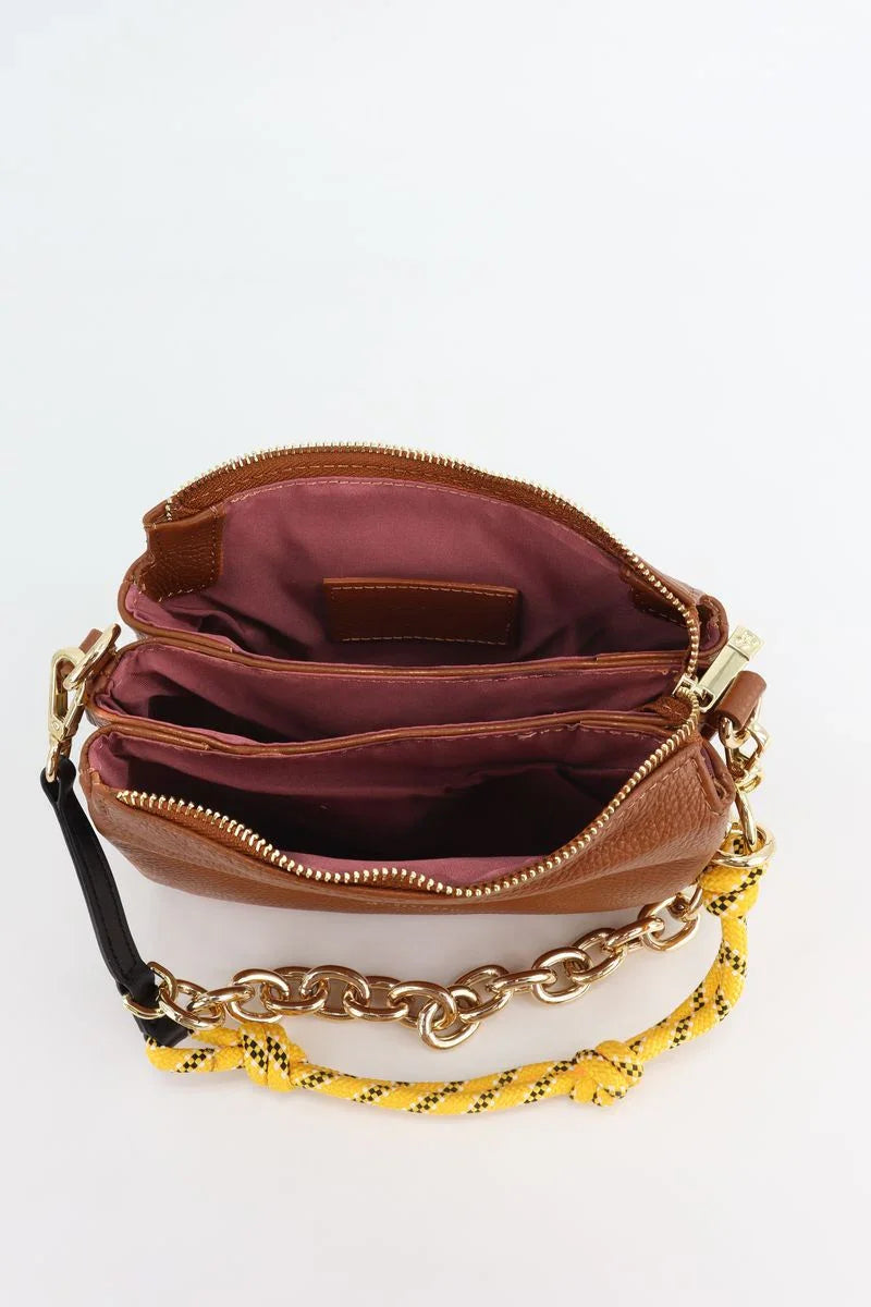 Borsa a tracolla donna marrone in pelle con catena dorata e manico in corda gialla, interno a scomparti.