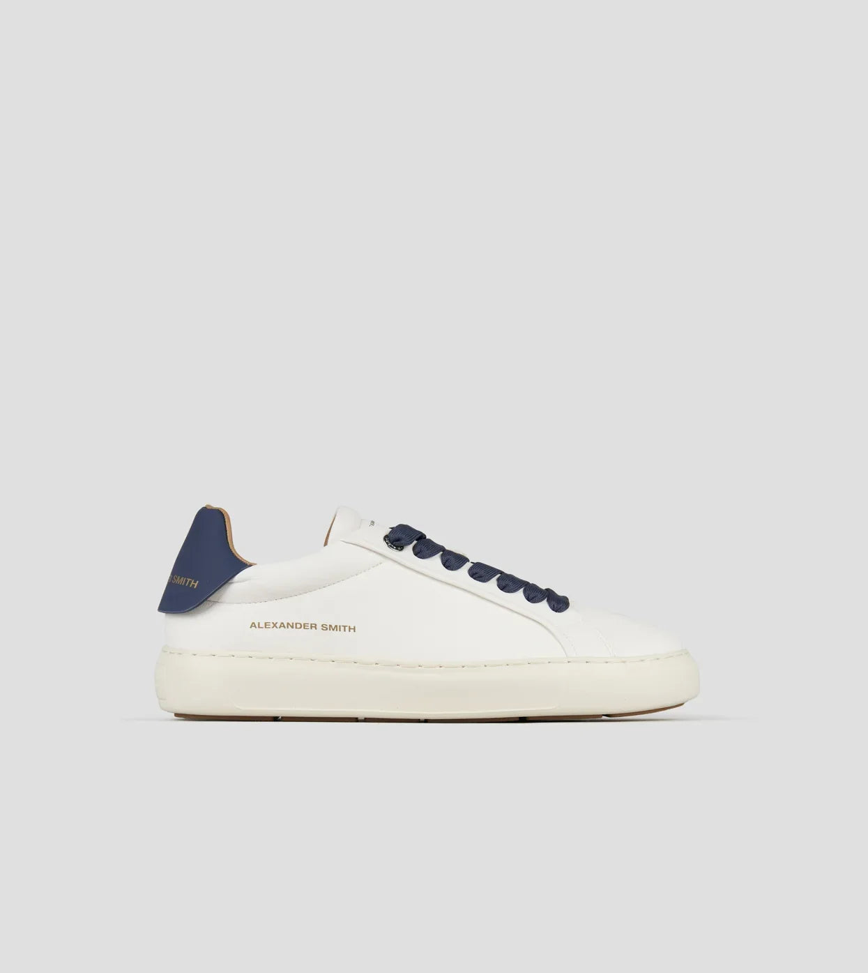 Sneaker uomo in pelle nappa bianca con tallone e lacci blu, stile casual elegante.