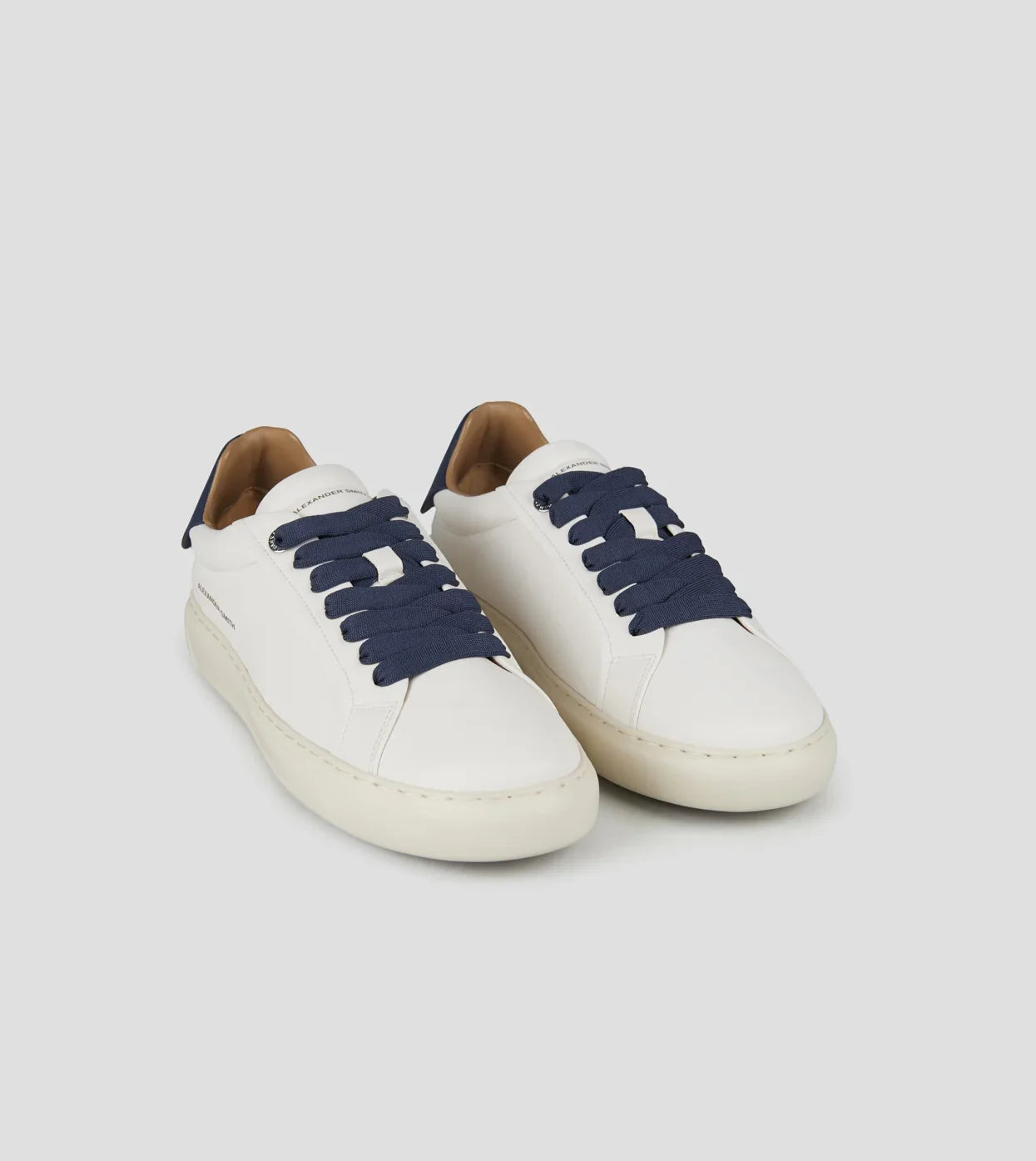 Sneakers uomo in nappa bianca con tallone blu e lacci blu, stile casual elegante