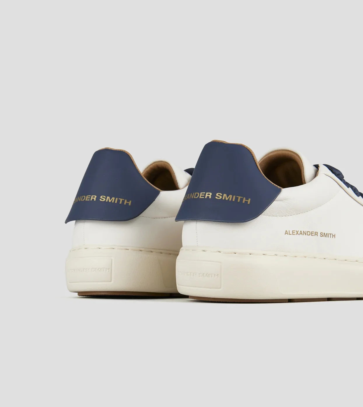 Sneakers uomo in nappa bianca con tallone in pelle blu e logo dorato Alexander Smith