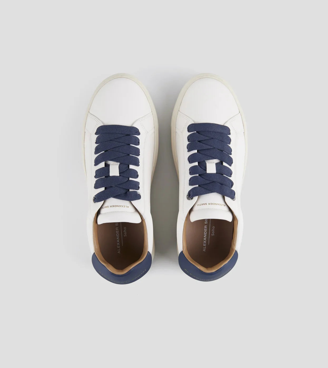 Sneakers uomo in nappa bianca con tallone blu e lacci blu, stile casual elegante