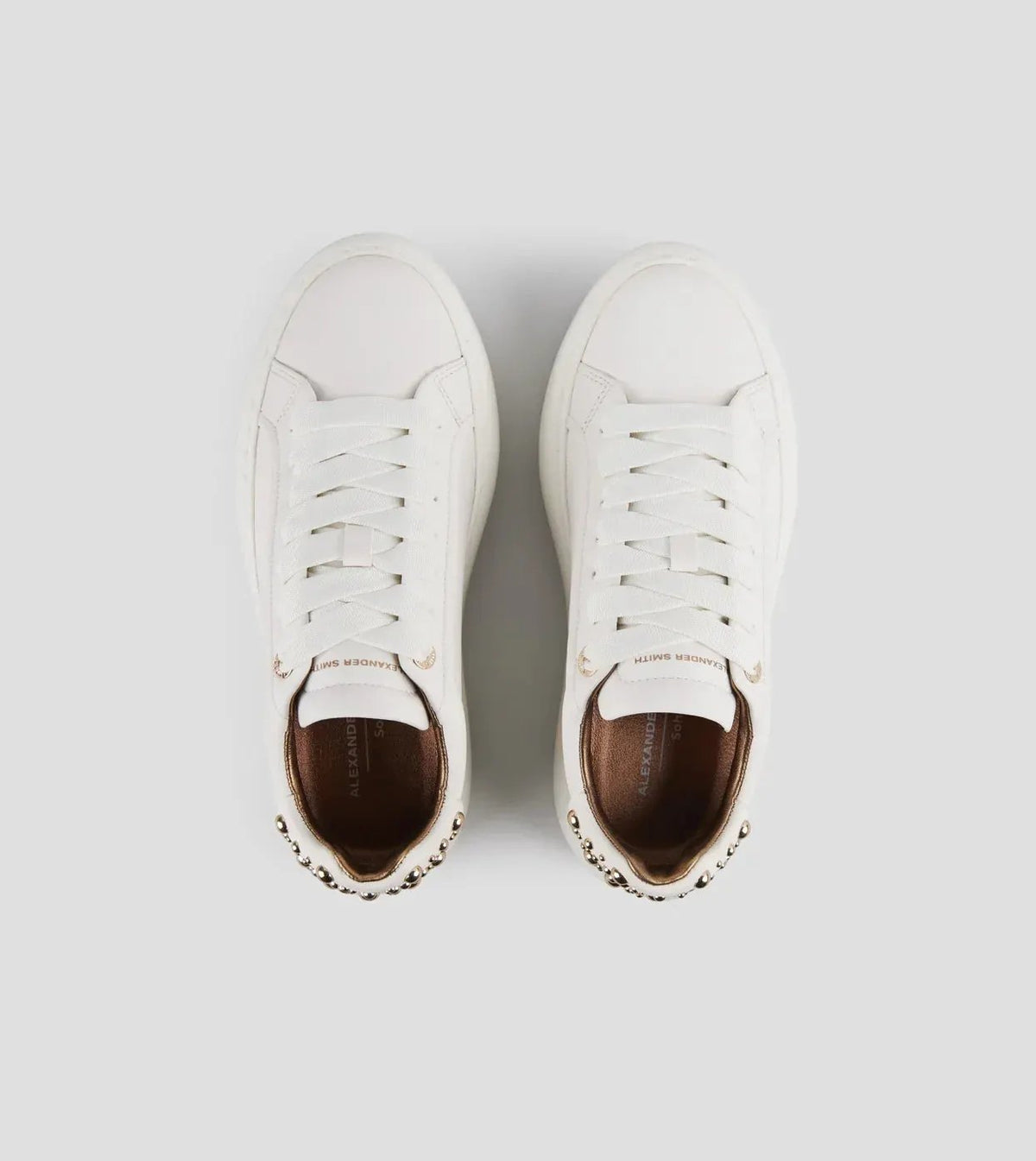 Sneakers donna in pelle bianca con borchie dorate sul tallone, vista dall'alto