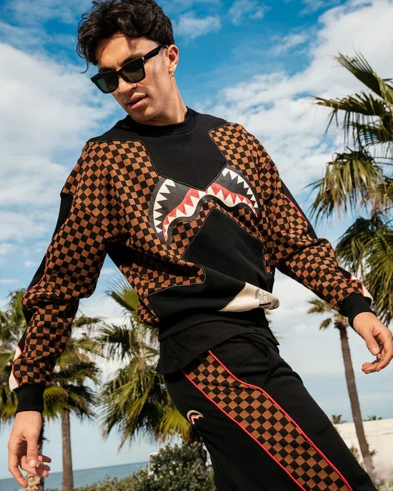 Felpa uomo a quadri marroni e neri con motivo denti, stile streetwear, palme sullo sfondo