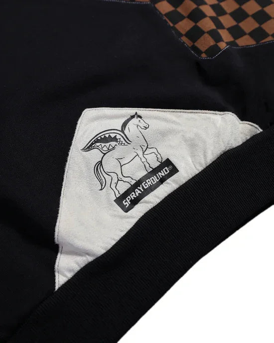 Dettaglio felpa nera con patch bianca, logo cavallo alato e motivo a scacchi marrone