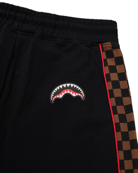 Pantaloni neri con dettagli a scacchi marroni e banda rossa, logo bocca squalo.