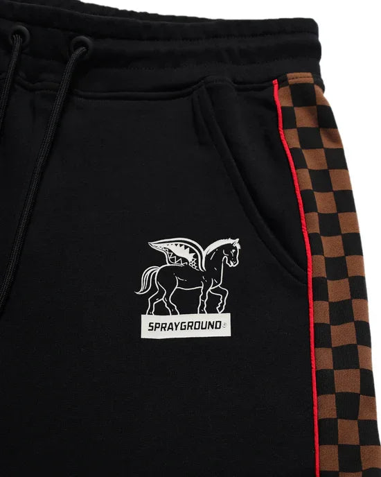 Pantaloni neri con logo cavallo, banda laterale a scacchi marrone e profilo rosso.