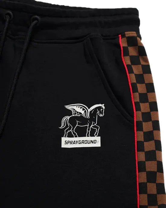 Pantaloni neri con logo cavallo, banda laterale a scacchi marrone e profilo rosso.