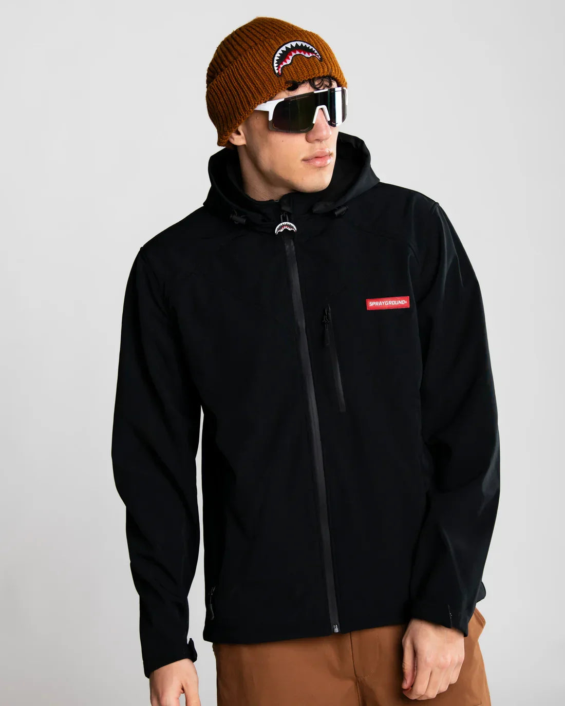 Giacca nera impermeabile uomo con cappuccio, cappello marrone e occhiali da sole fashion