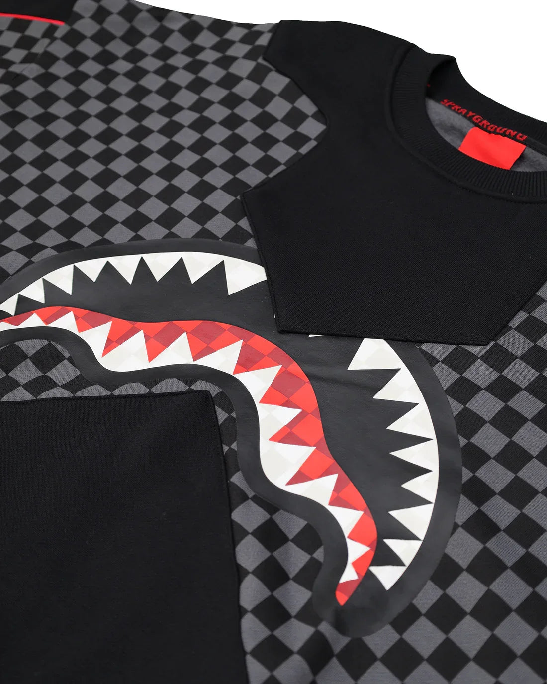 Maglia uomo fantasia quadri grigi e neri con stampa grafica denti rossi e dettagli neri