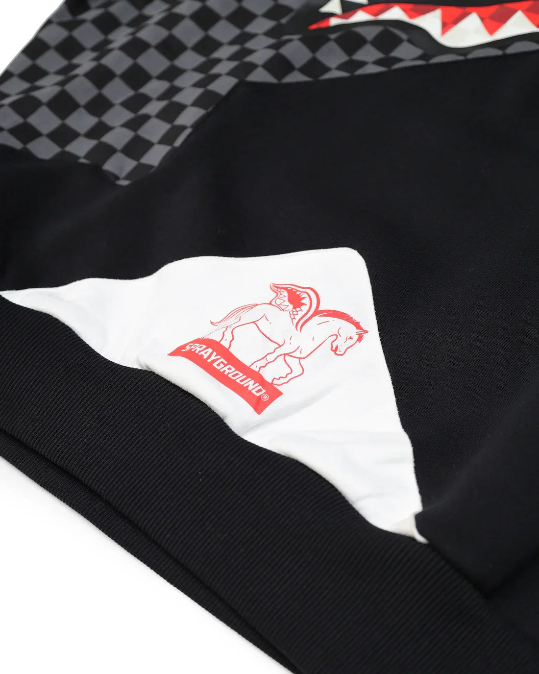 Dettaglio felpa nera con stampa cavallo rosso, motivi geometrici e bordo bianco a costine.