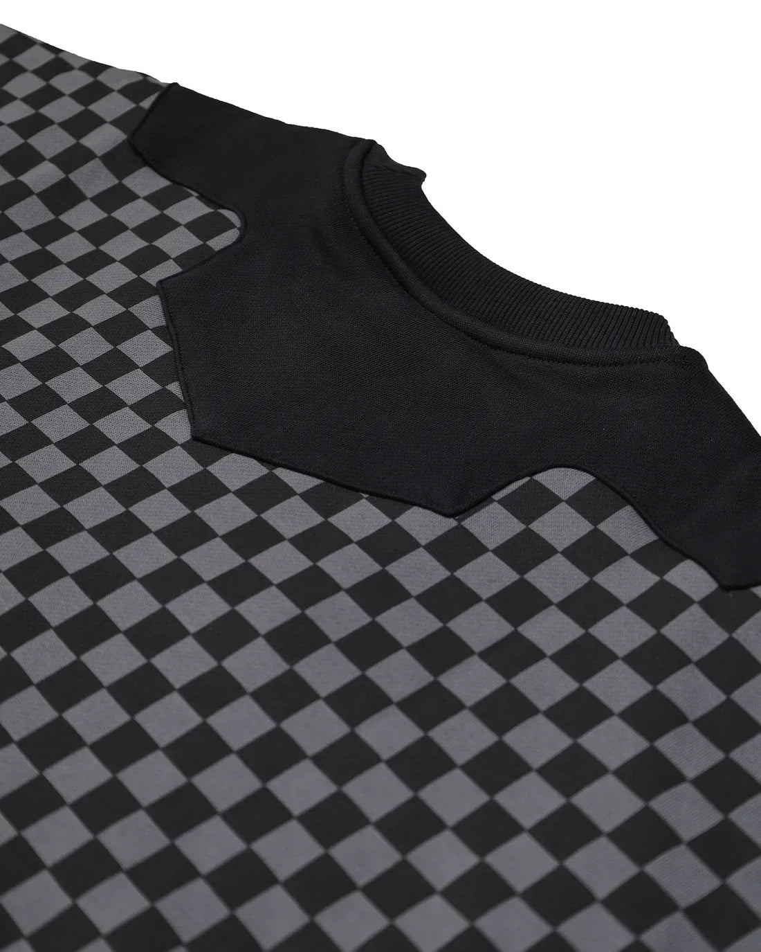 Maglia uomo girocollo grigia con motivo a scacchi neri e dettagli in tessuto nero