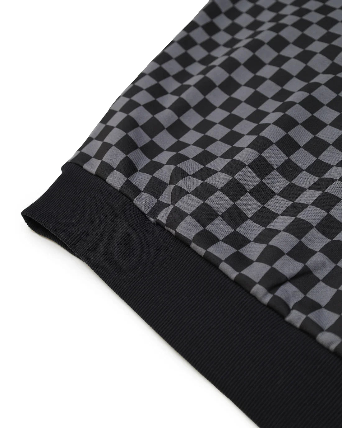 dettaglio polsino maglia uomo fantasia quadri grigio e nero, stile moderno