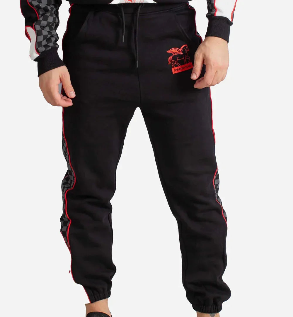 Pantaloni jogger uomo neri con dettagli rossi e laterali a scacchi, stile streetwear.