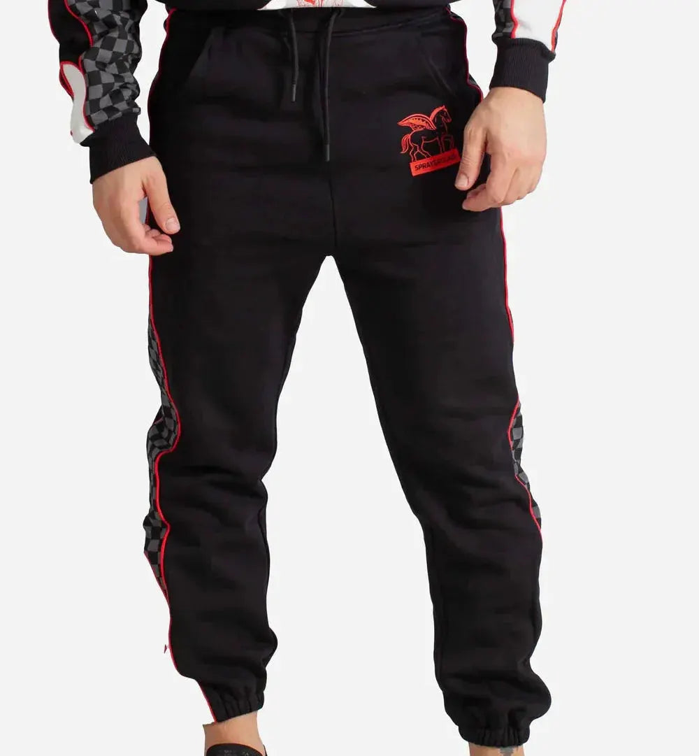 Pantaloni jogger uomo neri con dettagli rossi e laterali a scacchi, stile streetwear.