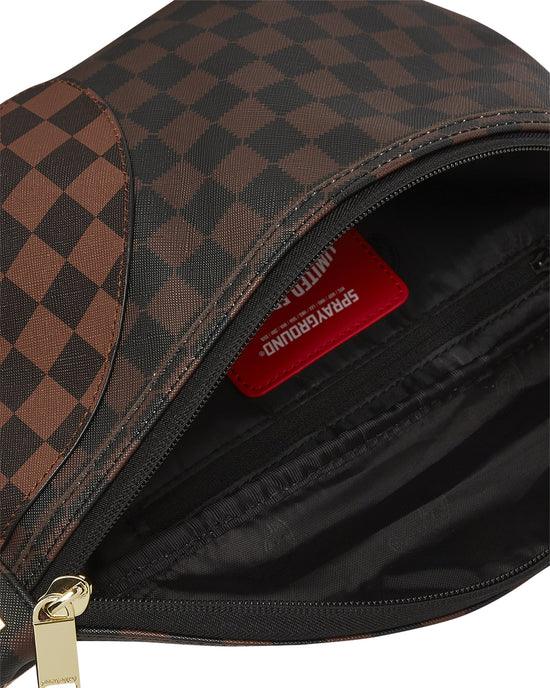 Borsa a tracolla marrone scuro con motivo a scacchi, zip dorata e interno nero