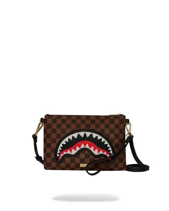 Clutch a tracolla marrone a scacchi con dettaglio squalo, accessorio moda uomo donna