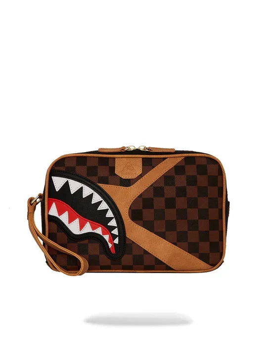 Pochette uomo marrone a scacchi con motivo squalo, dettagli pelle e zip dorata