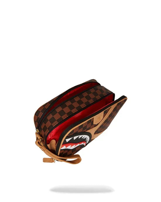 Pochette uomo a scacchi marrone e nero con dettaglio shark, interno rosso, design moderno.