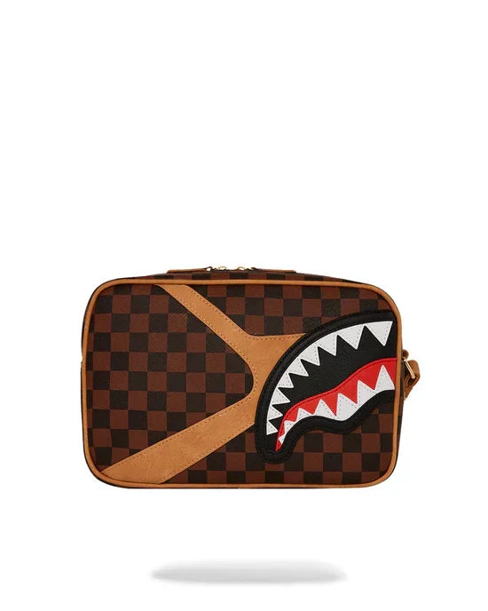 Beauty case uomo marrone a scacchi, motivo grafico bocca di squalo, stile streetwear.