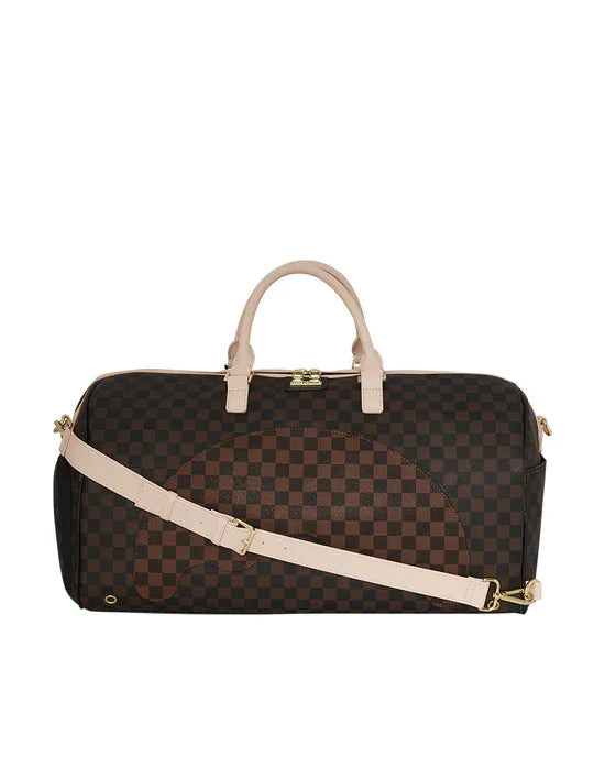 Borsone marrone a quadri con tracolla regolabile beige e dettagli dorati, stile elegante.