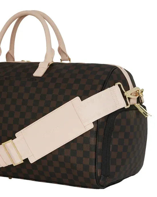 Borsa duffle uomo motivo a scacchi marrone con manici e tracolla beige, dettagli dorati.