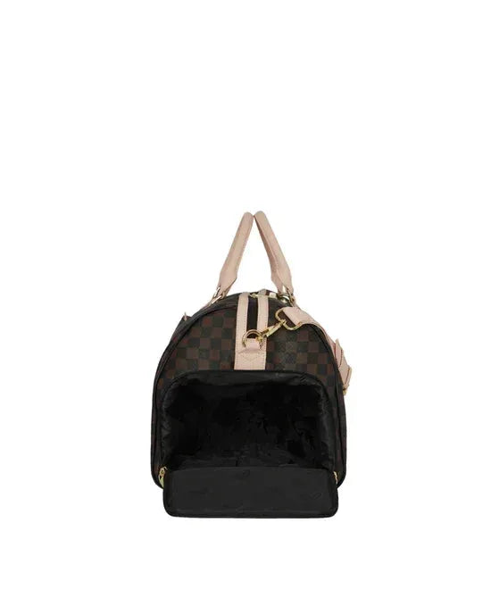 Borsa duffle a scacchi marrone e nera con manici beige e tasca aperta