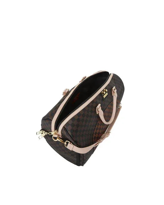 Borsa duffle da viaggio marrone a quadri con manici e dettagli beige, zip dorata.